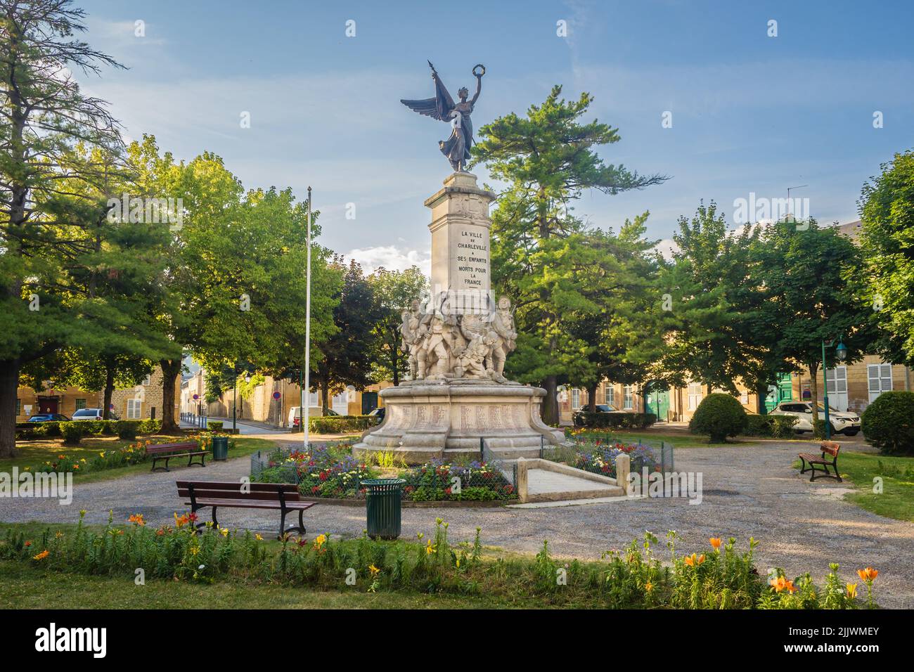 14.07.2 22 Charleville-Mézières, Ardennest, Gran d Est, France. Monument aux morts dans le square de la place Winston Churchill Stock Photo