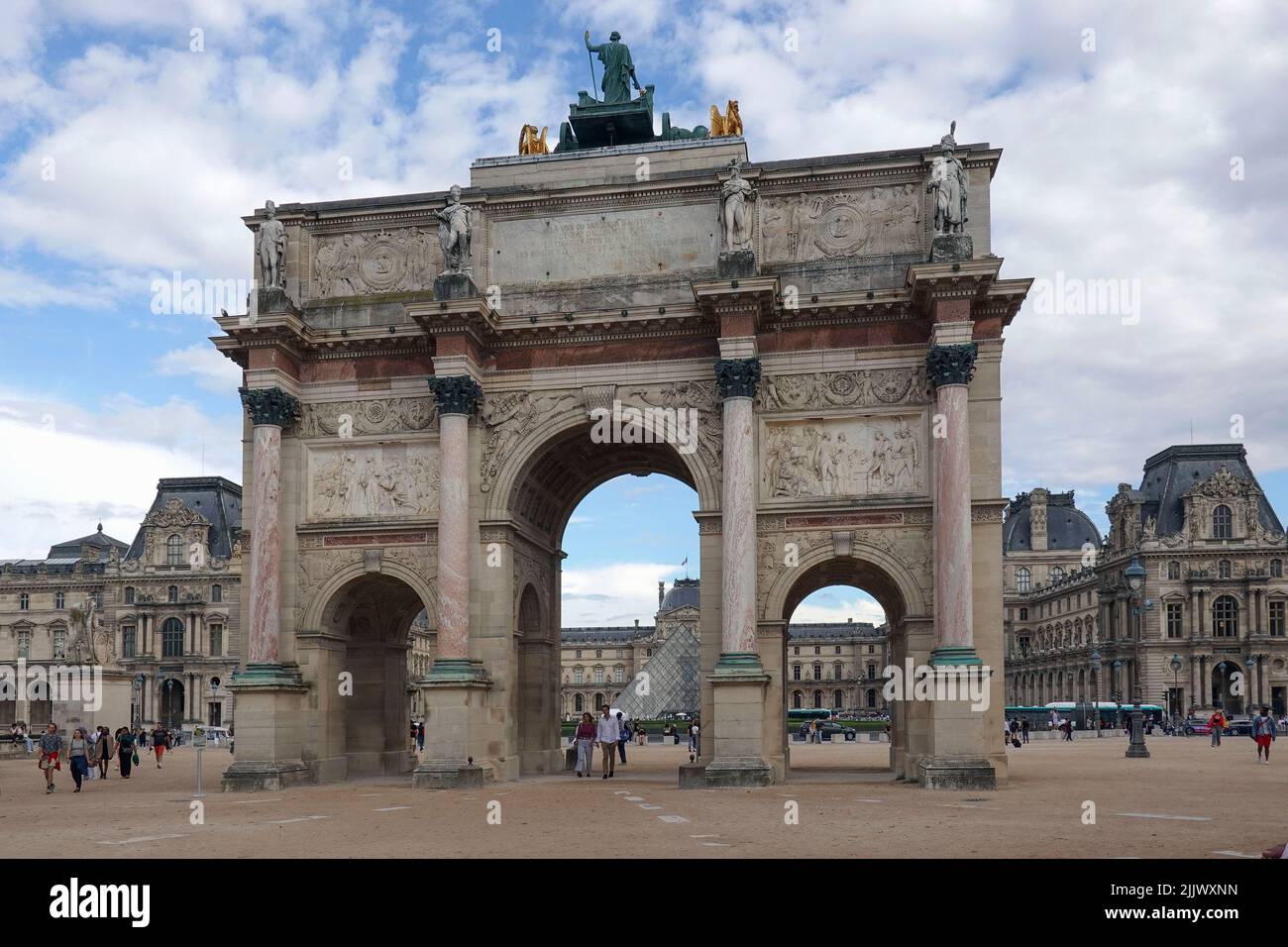 France, Paris, The Arc de Triomphe du Carrousel is a triumphal arch in Paris, located in the Place du Carrousel. It is an example of Neoclassical arch Stock Photo