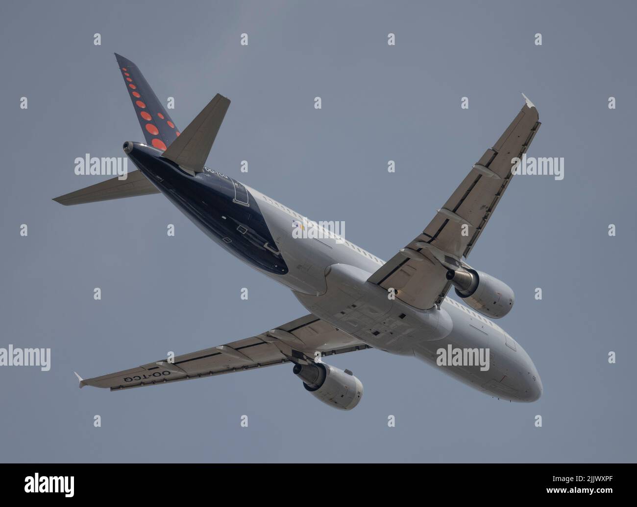 Heathrow Airport, London, UK. 28 July 2022. Brussels Airlines Airbus A320 00-TCQ taking off from Southern runway at Heathrow on London to Brussels route Stock Photo