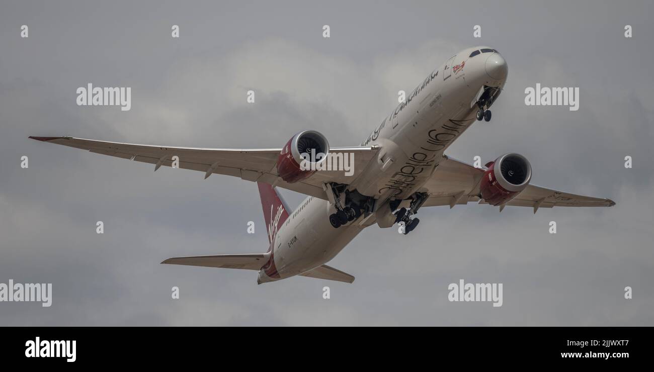 Heathrow Airport, London, UK. 28 July 2022. Virgin Atlantic Boeing 787 Dreamliner G-VYUM flight taking off from Southern runway at Heathrow on London to Seattle route Stock Photo
