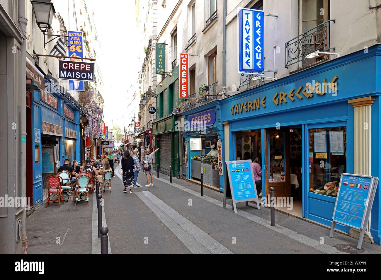 France Paris, Restaurants and eateries in the lively Rue de la Huchette, one of the oldest streets running along the Rive Gauche in Paris. Running eas Stock Photo
