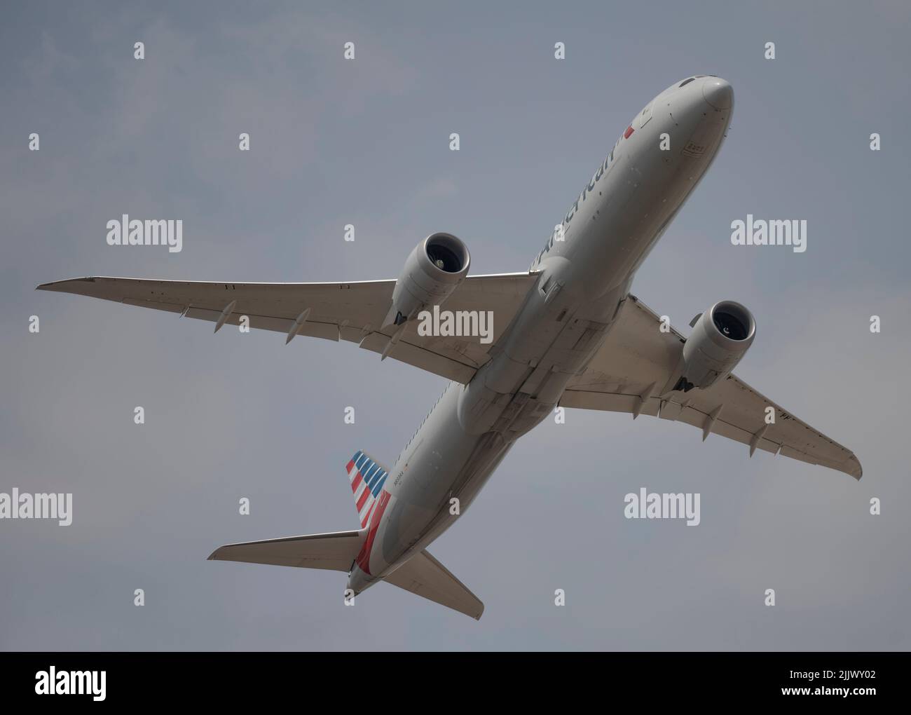 Heathrow Airport, London, UK. 28 July 2022. American Airlines Boeing 787 Dreamliner N833AA taking off from Southern runway at Heathrow on London to Chicago route Stock Photo