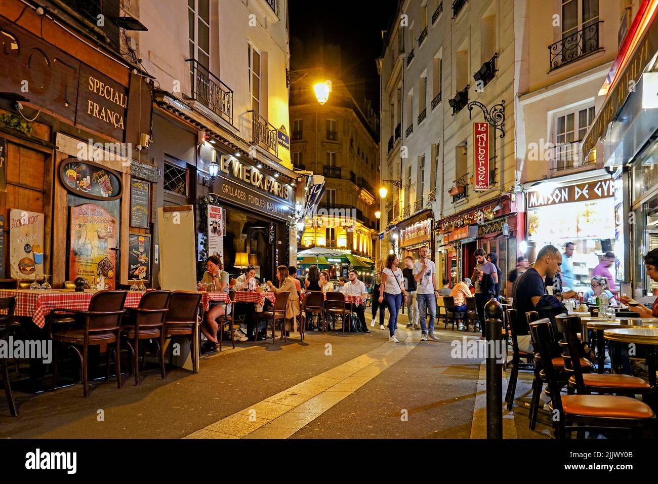 France Paris, Restaurants and eateries in the lively Rue de la Huchette, one of the oldest streets running along the Rive Gauche in Paris. Running eas Stock Photo