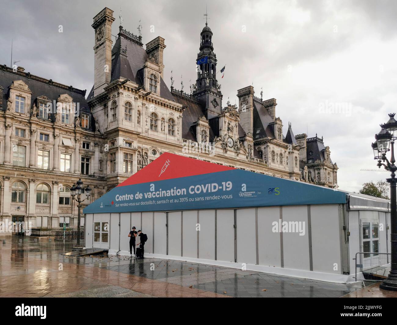France, Paris, 10 September, 2021. Covid 19 Centre de Vaccination stalls on the streets of Paris   Photo © Fabio Mazzarella/Sintesi/Alamy Stock Photo Stock Photo
