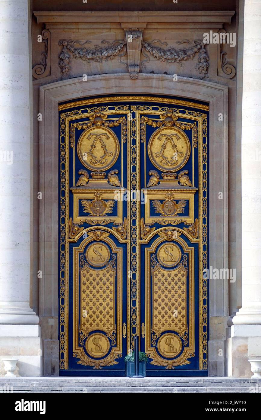 France, Paris, Les Invalides and army museums, formally the Hotel national des Invalides, also Hotel des Invalides is a complex of buildings in the 7t Stock Photo