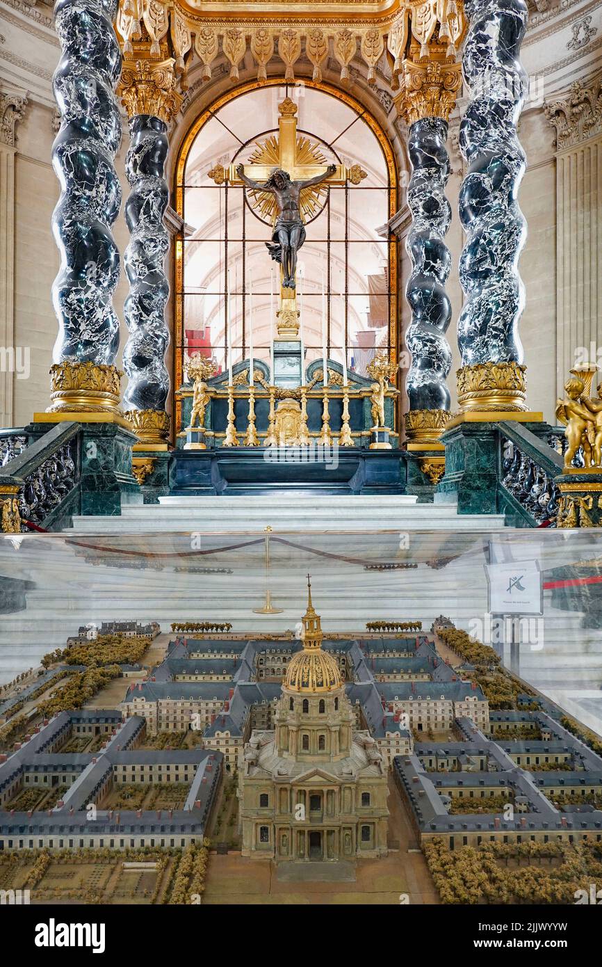 France, Paris, Les Invalides and army museums, formally the Hotel national des Invalides, also Hotel des Invalides is a complex of buildings in the 7t Stock Photo