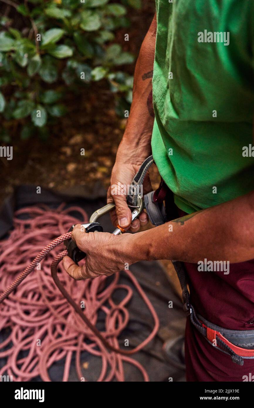 Attaching A Rope To A Carabiner