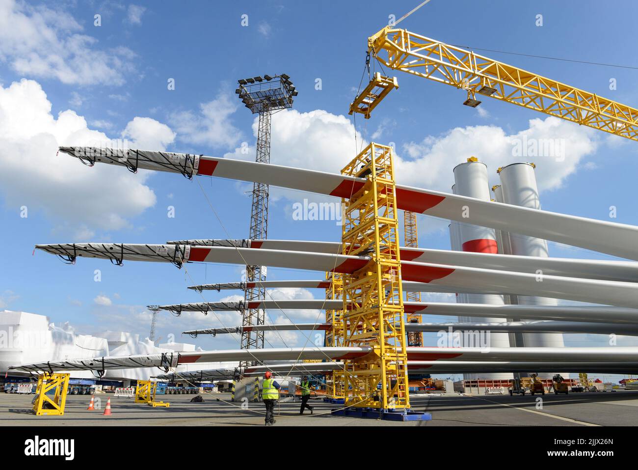 GERMANY, Bremerhaven, shipping of rotor blades for RWE offshore wind park in the North Sea / DEUTSCHLAND, Bremerhaven, Verladung von Rotorblaettern fuer Windkraftanlagen fuer einen RWE off-shore Windpark in der Nordsee Stock Photo