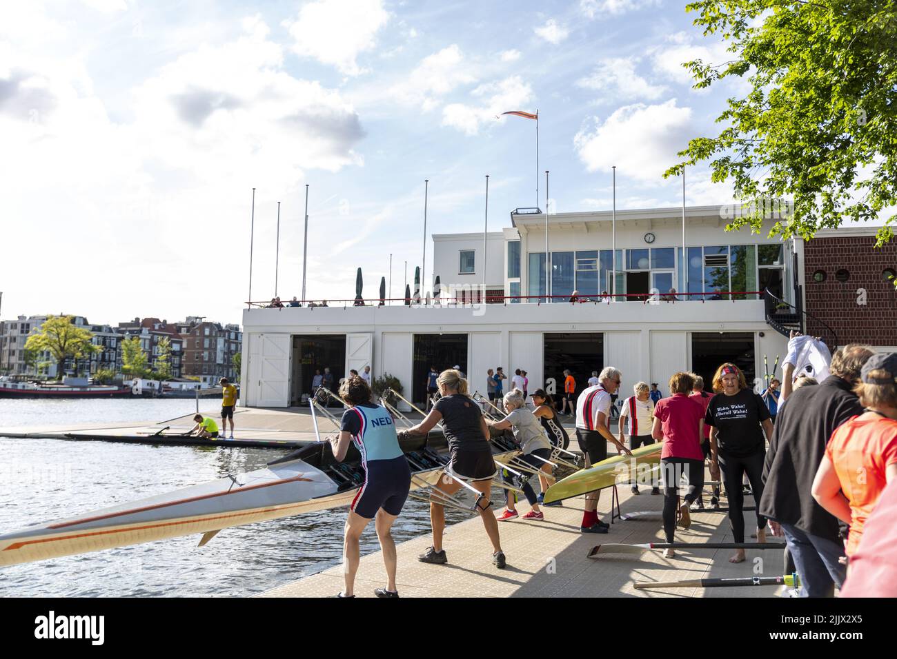 2022-07-27 18:33:36 AMSTERDAM - Rowers of the Royal Amsterdamse Roei ...