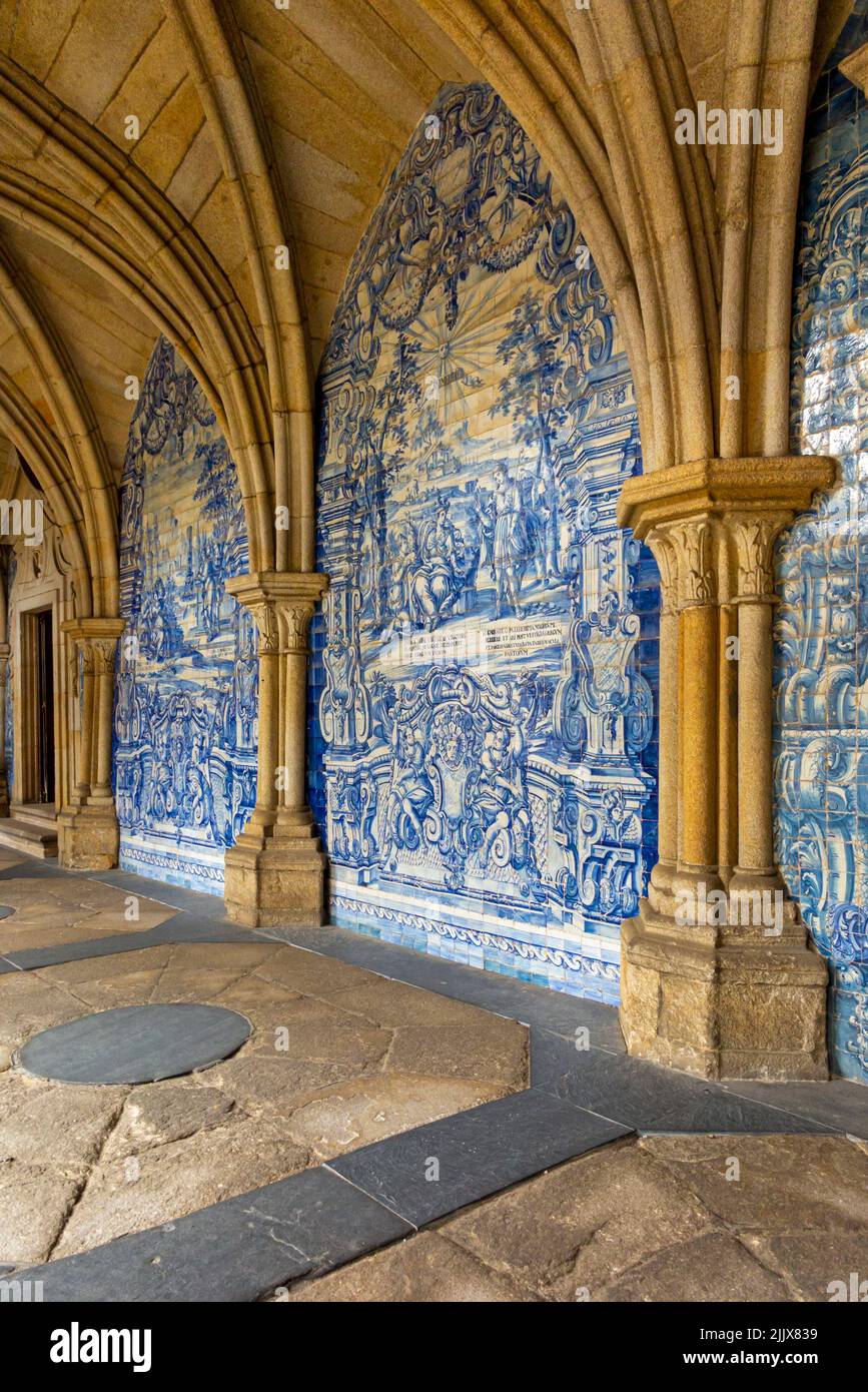 Cloisters at Se do Porto the historic cathedral in the centre of Porto a city in northern Portugal with azulejos tiles painted by Valentim de Almeida. Stock Photo