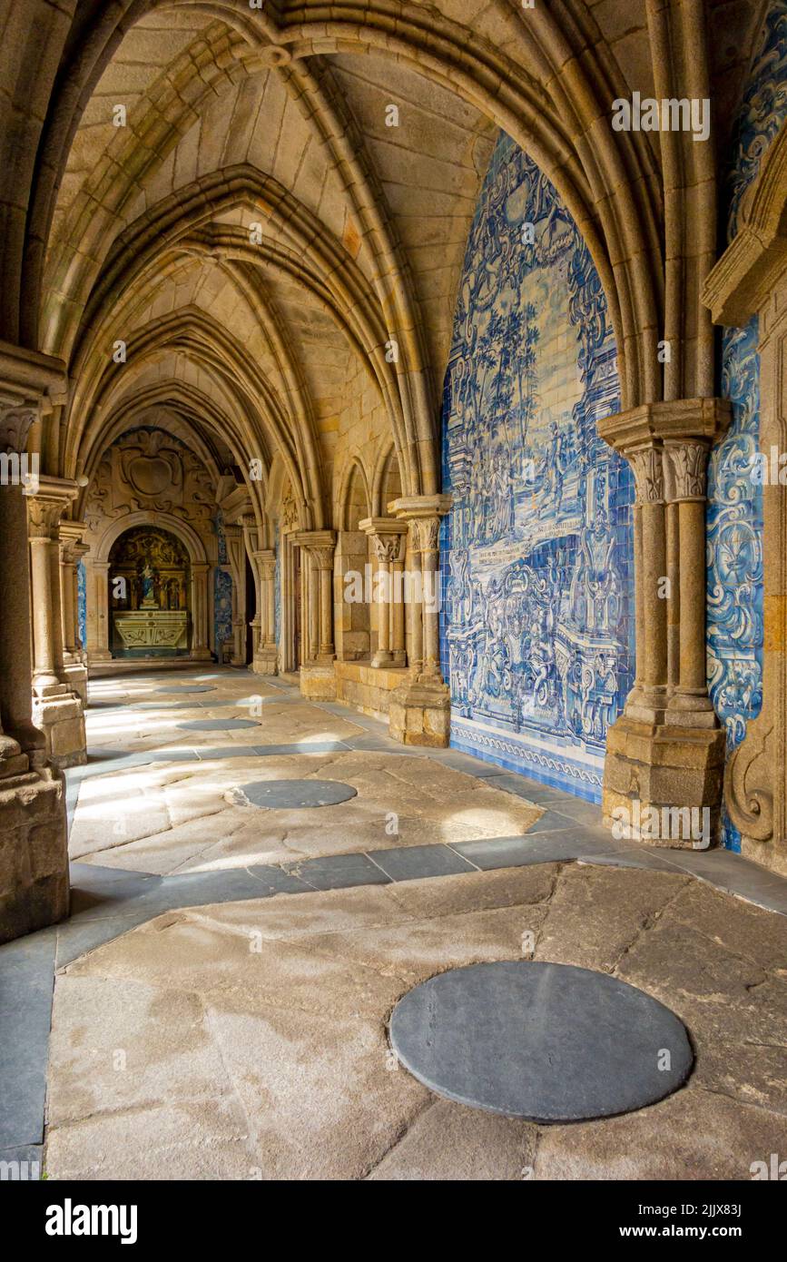 Cloisters at Se do Porto the historic cathedral in the centre of Porto a city in northern Portugal with azulejos tiles painted by Valentim de Almeida. Stock Photo