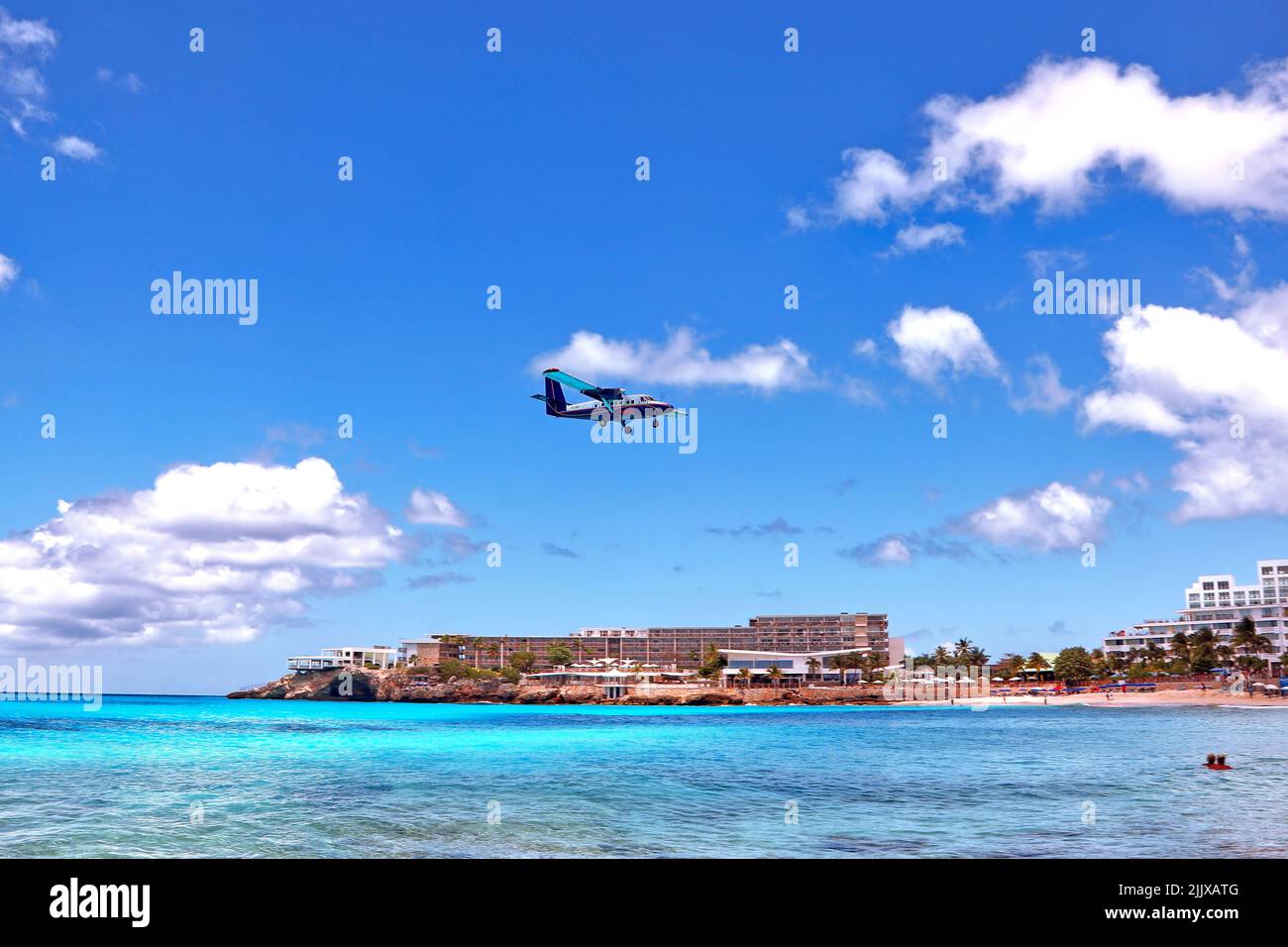 Flughafenstrand Maho Beach, Flugzeug landet, St. Maarten, Karibik | airport beach Maho Beach, landing plane, St. Maarten, Caribbean Stock Photo