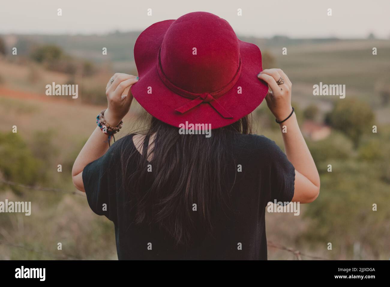 woman from the back wearing a hat Stock Photo