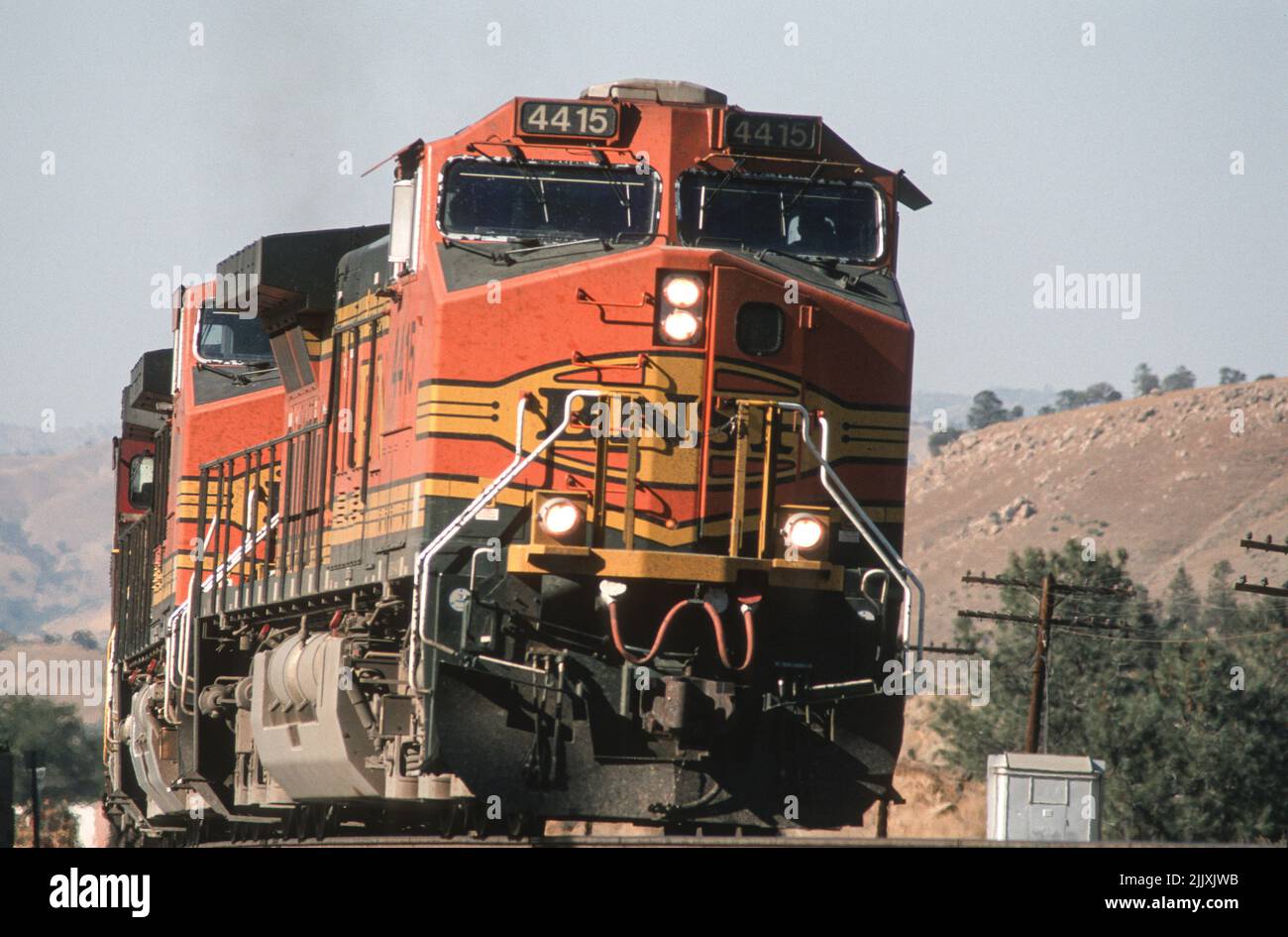 BNSF 4415 works around the Tehachapi Loop curve Stock Photo Alamy