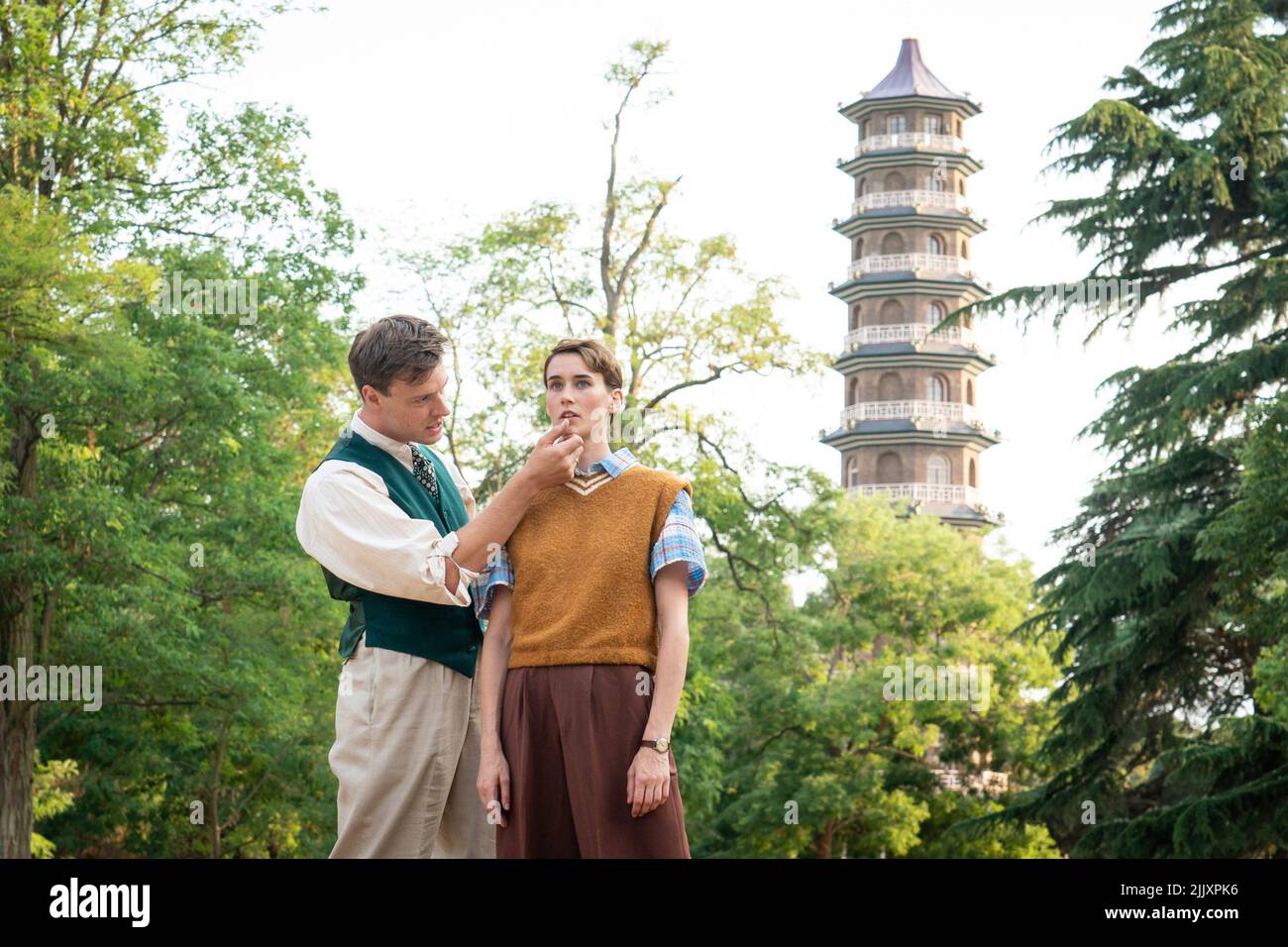 Matthew Burns as 'Orsino' and Megan Wilson as 'Viola' at a photocall for Sixteenfeet Productions open-air performance of 'Twelfth Night' by William Shakespeare at the Royal Botanic Gardens, in Kew, Richmond, Surrey. Picture date: Thursday July 28, 2022. Stock Photo