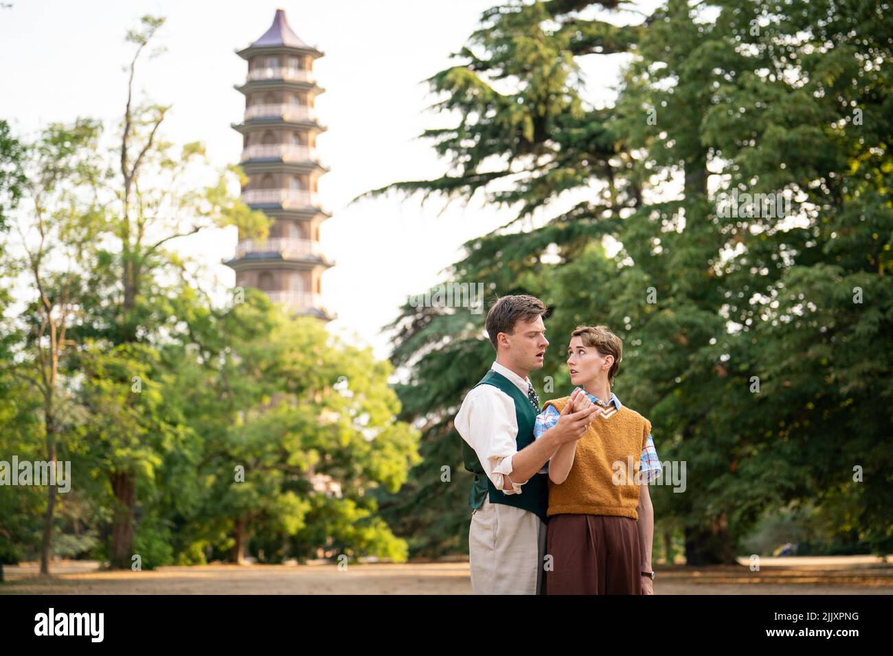 Matthew Burns as 'Orsino' and Megan Wilson as 'Viola' at a photocall for Sixteenfeet Productions open-air performance of 'Twelfth Night' by William Shakespeare at the Royal Botanic Gardens, in Kew, Richmond, Surrey. Picture date: Thursday July 28, 2022. Stock Photo
