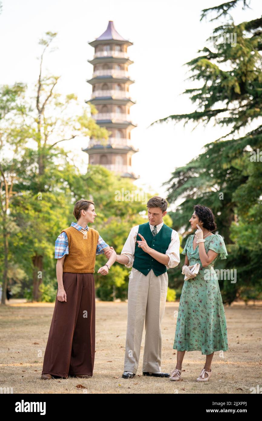 (left to right) Megan Wilson as 'Viola', Matthew Burns as 'Orsino' and Neerja Naik as 'Olivia' at a photocall for Sixteenfeet Productions open-air performance of 'Twelfth Night' by William Shakespeare at the Royal Botanic Gardens, in Kew, Richmond, Surrey. Picture date: Thursday July 28, 2022. Stock Photo