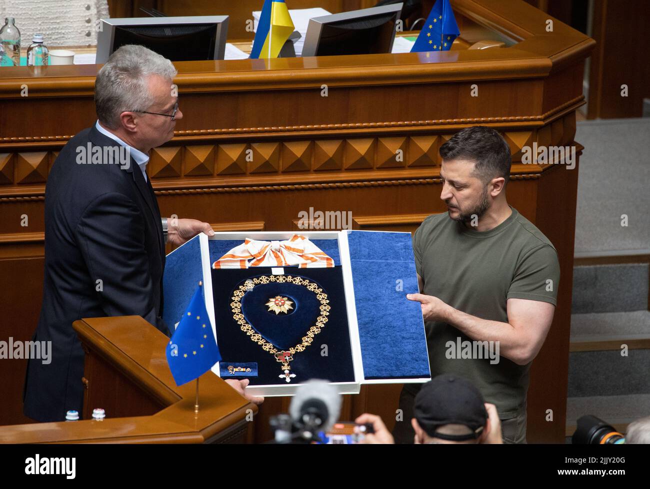 Kyiv, Ukraine. 28th July, 2022. Lithuanian President Gitanas Nauseda, left, awards Ukrainian President Volodymyr Zelenskyy, right, with the Order of Vytautas the Great with a golden chain, during a ceremony at the Verkhovna Rada parliament, July 28, 2022 in Kyiv, Ukraine. The Lithuanian Presidential Award is the highest state order of the Baltic Nation. Credit: Ukrainian Presidential Press Office/Ukraine Presidency/Alamy Live News Stock Photo