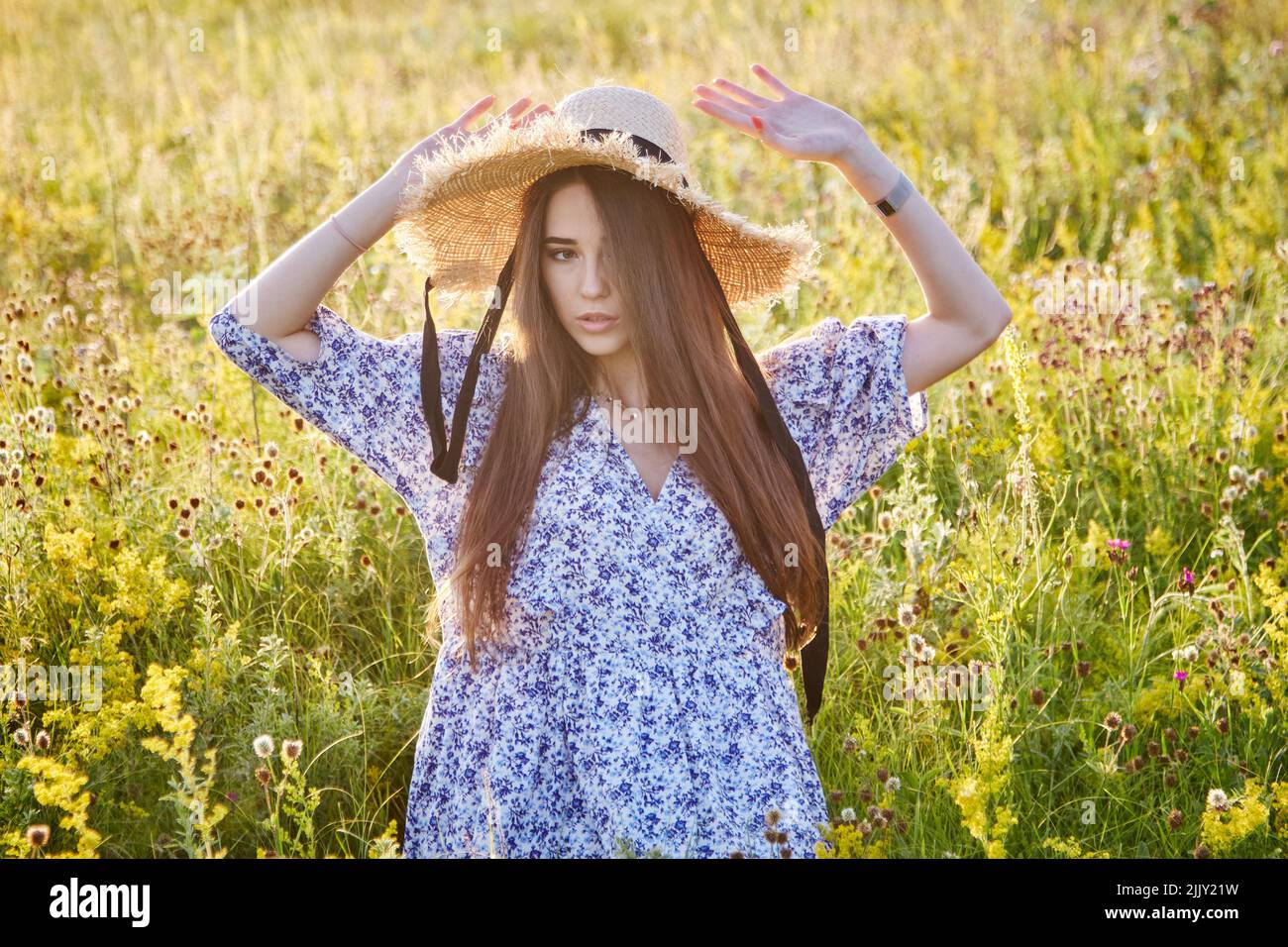 beautiful young girl with a straw hat in nature Stock Photo - Alamy