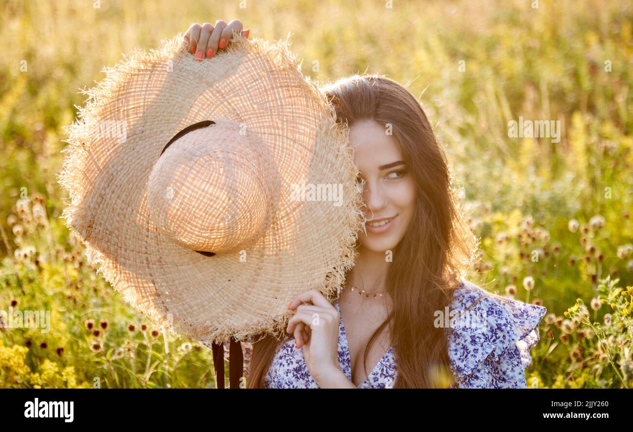 beautiful young girl with a straw hat in nature Stock Photo - Alamy