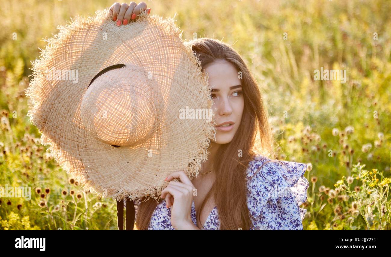 beautiful young girl with a straw hat in nature Stock Photo - Alamy