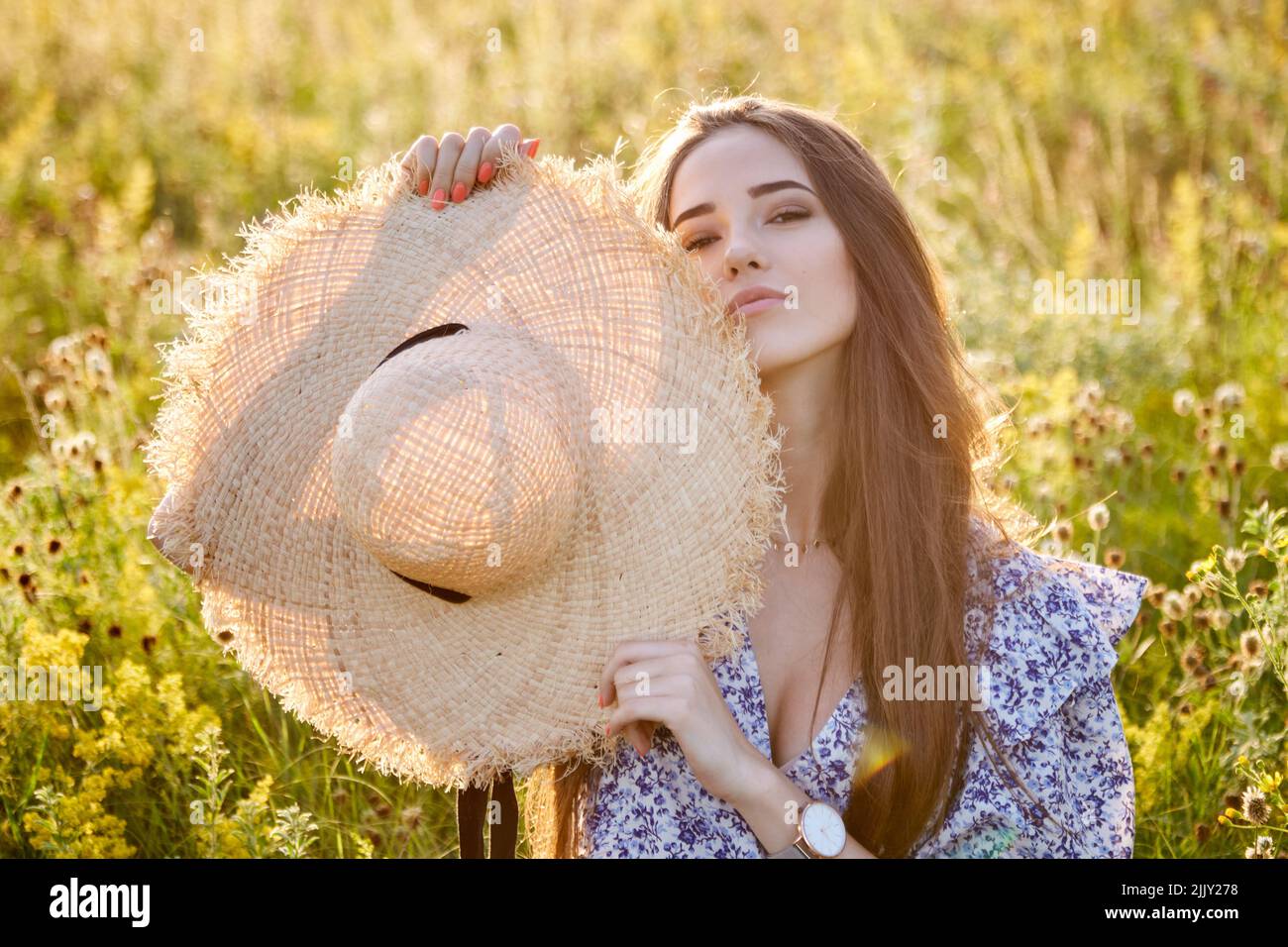 beautiful young girl with a straw hat in nature Stock Photo - Alamy