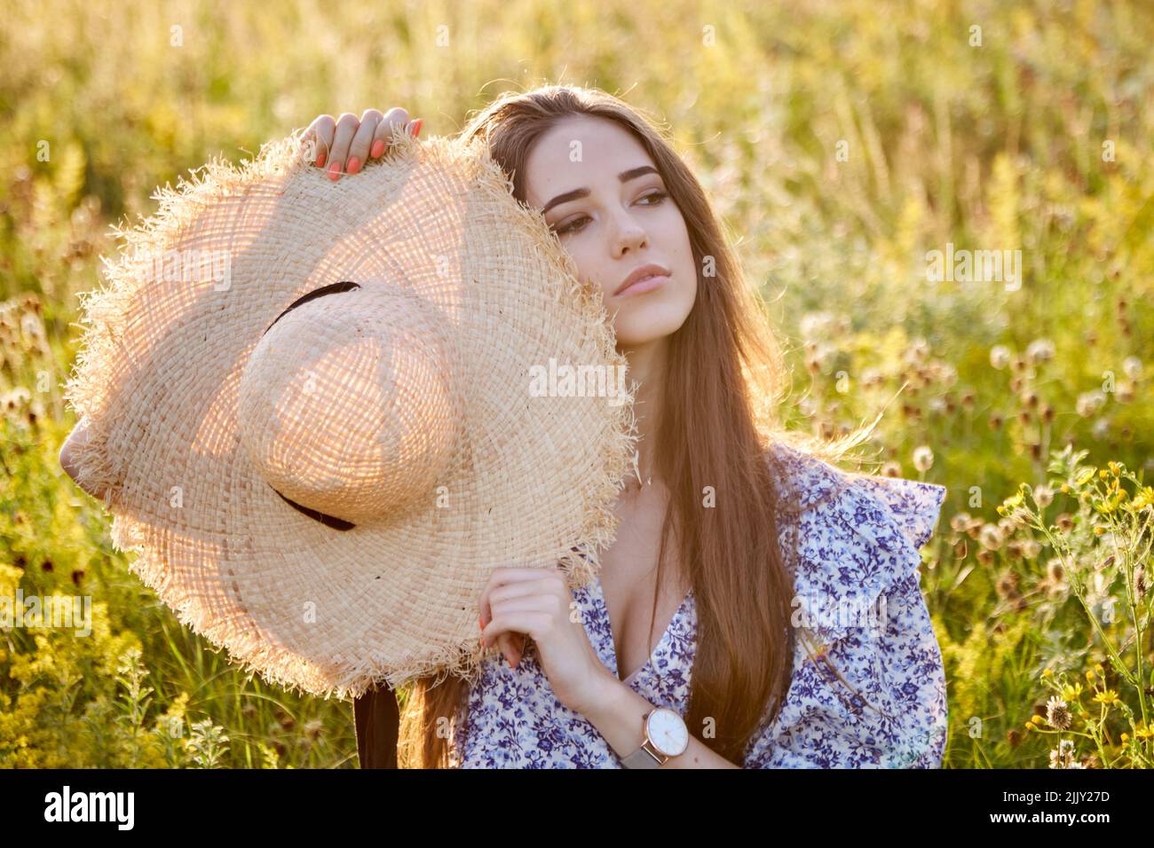 beautiful young girl with a straw hat in nature Stock Photo - Alamy