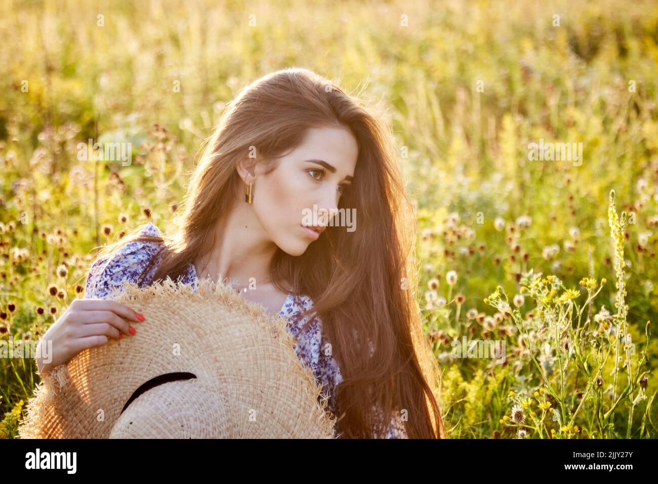 beautiful young girl with a straw hat in nature Stock Photo - Alamy