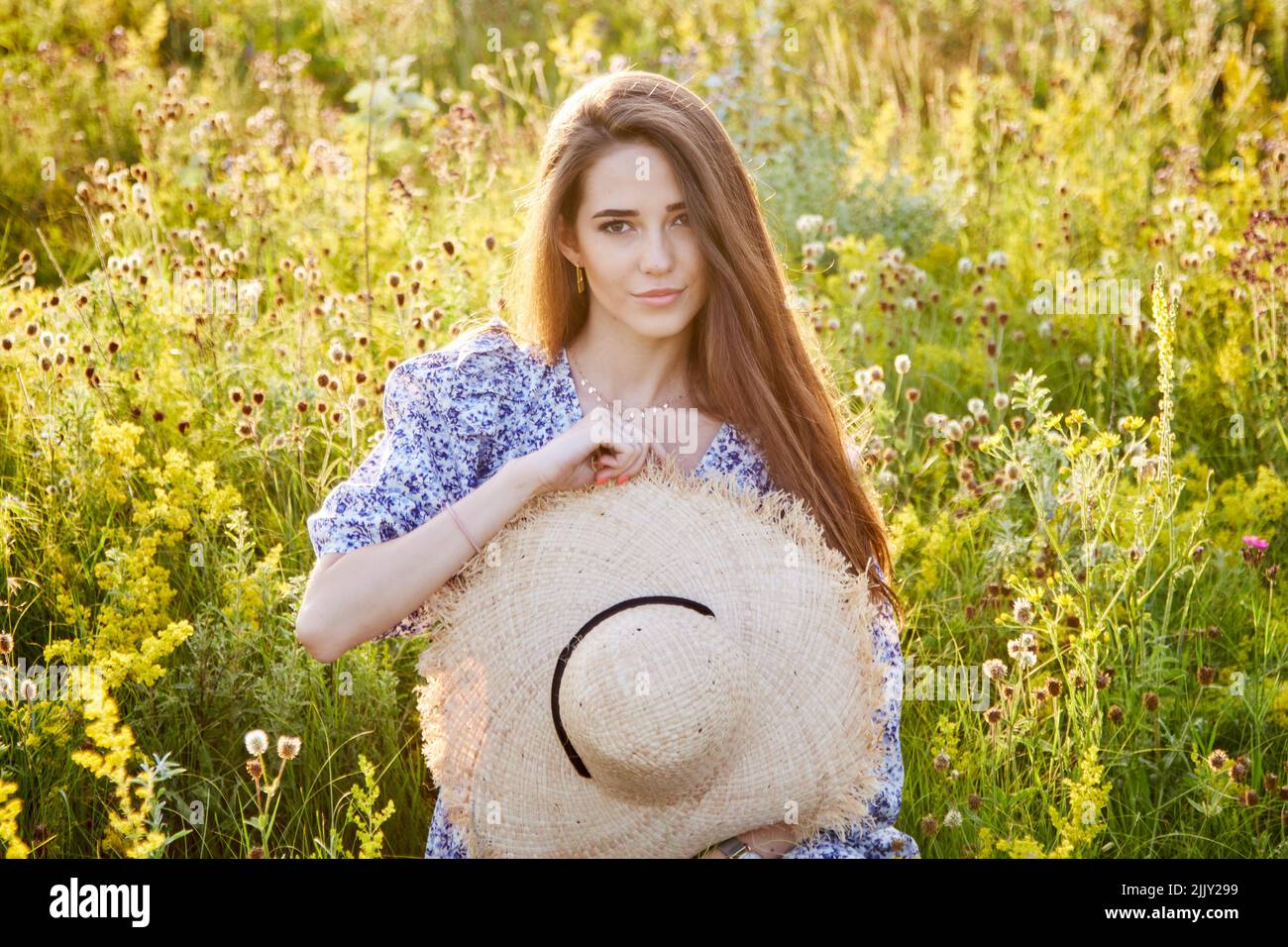 beautiful young girl with a straw hat in nature Stock Photo - Alamy