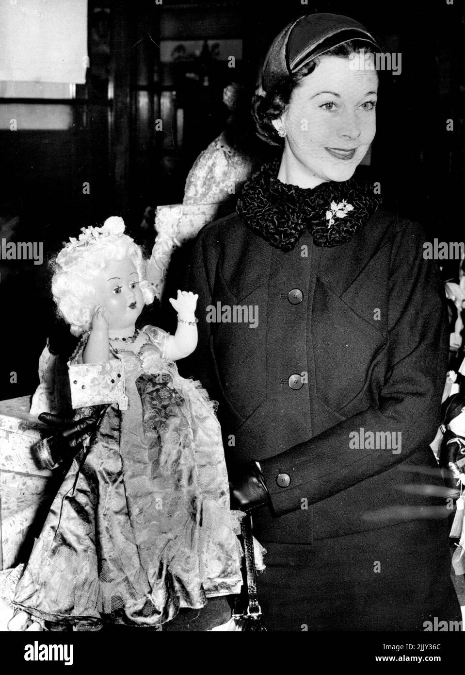 Vivien Leigh Opens Cancer Gift Shop - Vivien Leigh with the lovely doll. Vivien Leigh (Lady Olivier) opened the cancer relief fund publicity depot and gift shop in Oxford street, London, today. Particular interest was shown by Lady Olivier in this attractive doll which can be connected to a radio so that the sound comes from a tiny loud speaker fitted in the doll. All proceeds of sales from this gift shop will be given to victims of cancer. November 10, 1954. (Photo by Paul Popper, Paul Popper Ltd.). Stock Photo
