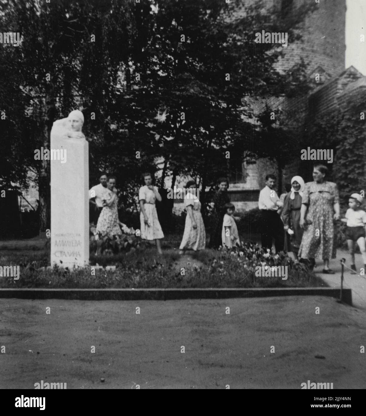 Article Nine - The tomb of Stalin's second wife - Nadja Allilujeva - in ...