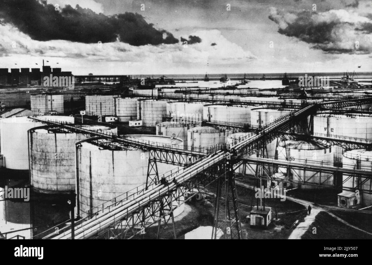 Oil wells 20th century hi-res stock photography and images - Alamy