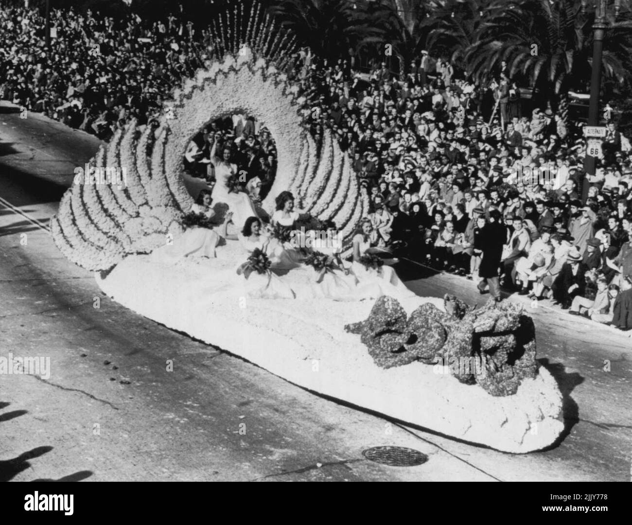 Thousands See Queen's Float In Rose Parade Queen Nowma Christopher