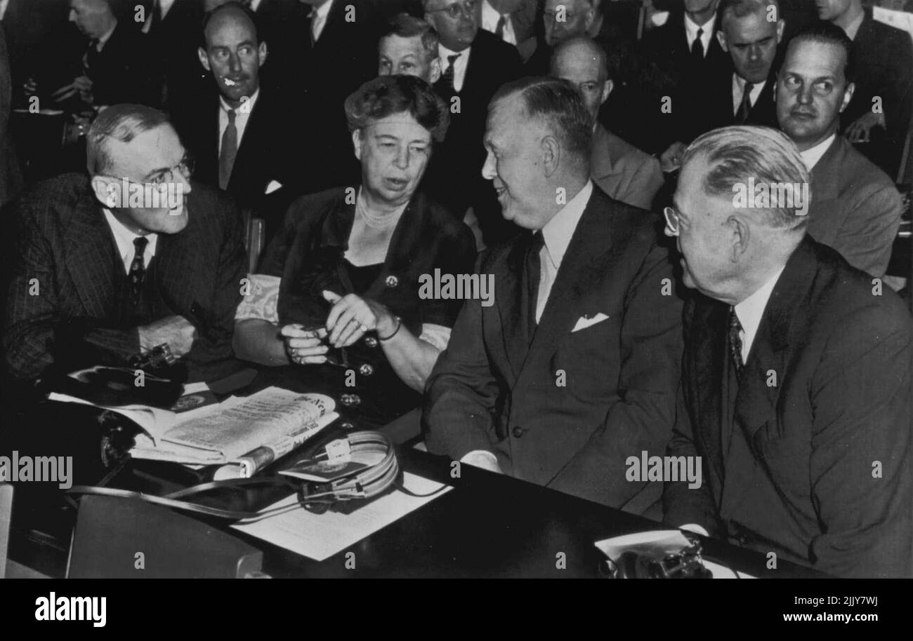 U.S. Delegates At United Nations Assembly Opening - John Foster Dulles, Mrs. Franklin D. Roosevelt, Secretary of State George C. Marshall and Warren Austin (left to right) members of the United States delegation to the second annual United Nations Assembly, confer at Flushing Meadows here today shortly before opening of the Assembly session. September 16, 1947. (Photo by AP Wirephoto). Stock Photo