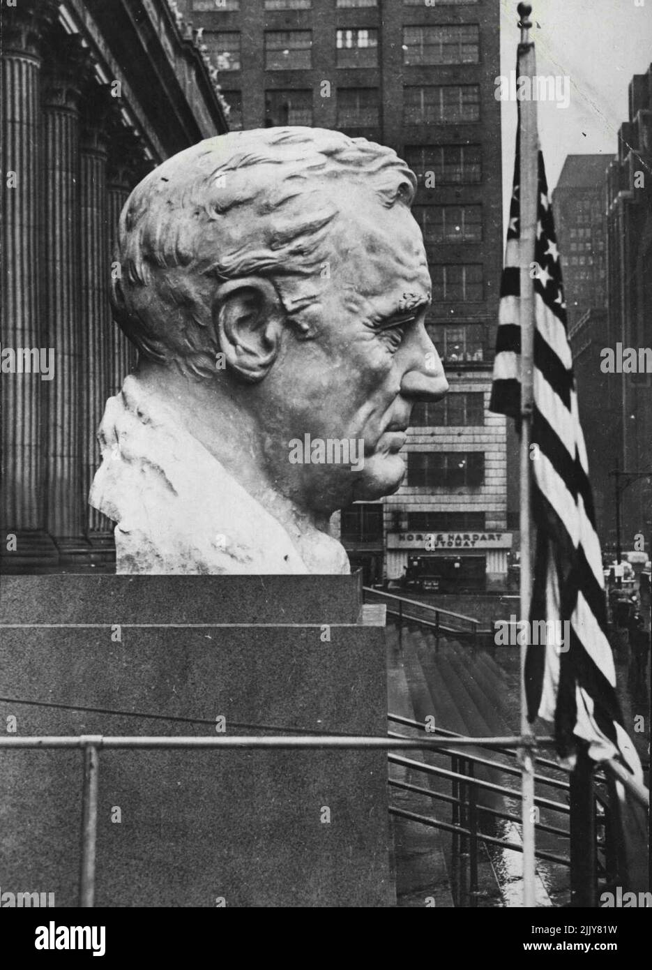 New Bust Of President Roosevelt. This thirteen-ton bust of President Franklin D. Roosevelt was unveiled in front of the New York City Post Office at the opening of the fund-raising campaign of the Foundation for Infantile Paralysis. It was designed by Stanley Matineau, a private in the U.S. Army. July 5, 1943. (Photo by U.S. Office Of Information Picture). Stock Photo