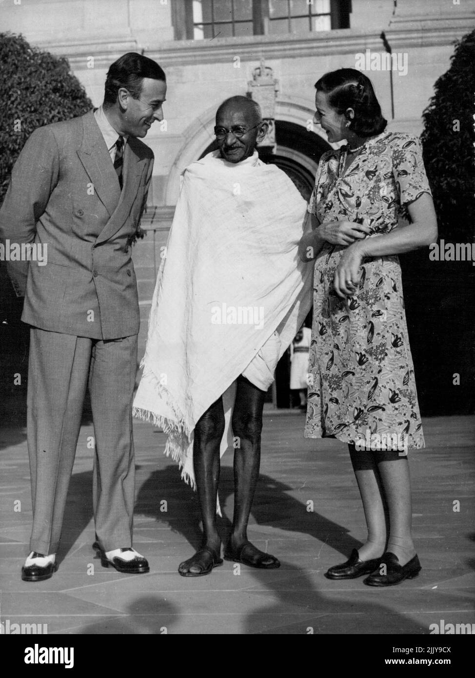 Gandhi Chats With Lord And Lady - Mahatma Gandhi chatd with Lord and Lady Mountbatten in the Garden of the Viceregal Lodge, New Delhi, India, March 31, a few minutes before Gandhi held a meeting with the Viceroy regarding India's self government. April 18, 1947. (Photo by Associated Press Photo). Stock Photo