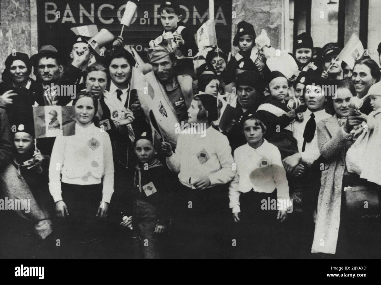 12, 000 Italian Colonists Off To Libya -- A group of the peasant with their children *****. 12, 000 peasant settlers from Northern Italy to Libya sailed from ***** called from Genoa this week end. Marshal Balbo accompanied the convoy aboard the liner Vulcania. October 01, 1938. (Photo by London News Agency Photos Ltd.). Stock Photo