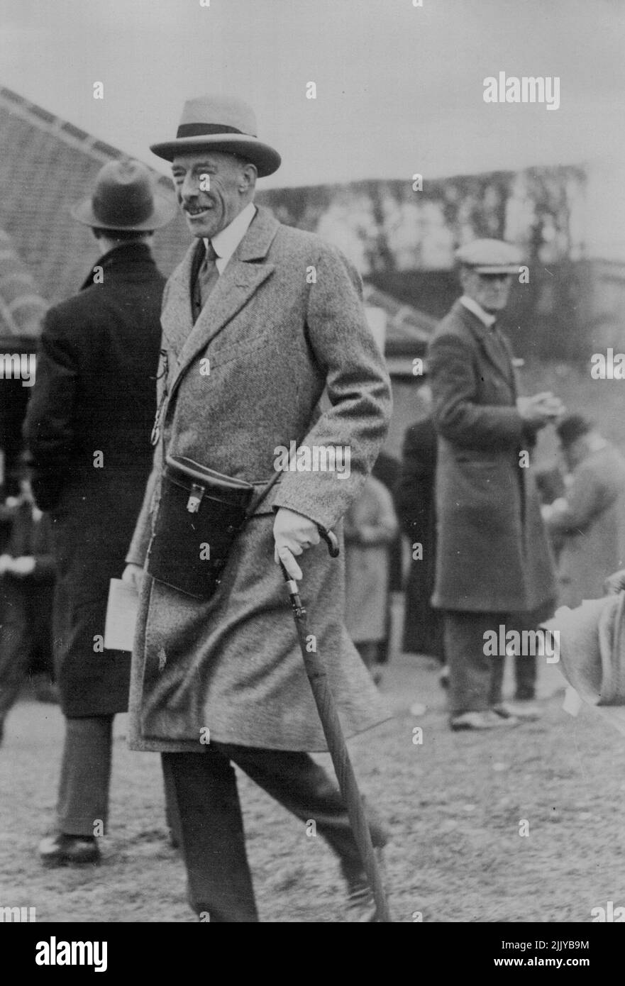 Great Mr. Topolitan Day at Epsom. Lord Harewood foing over to see his entry' Craig Park'. April 18, 1932. Stock Photo