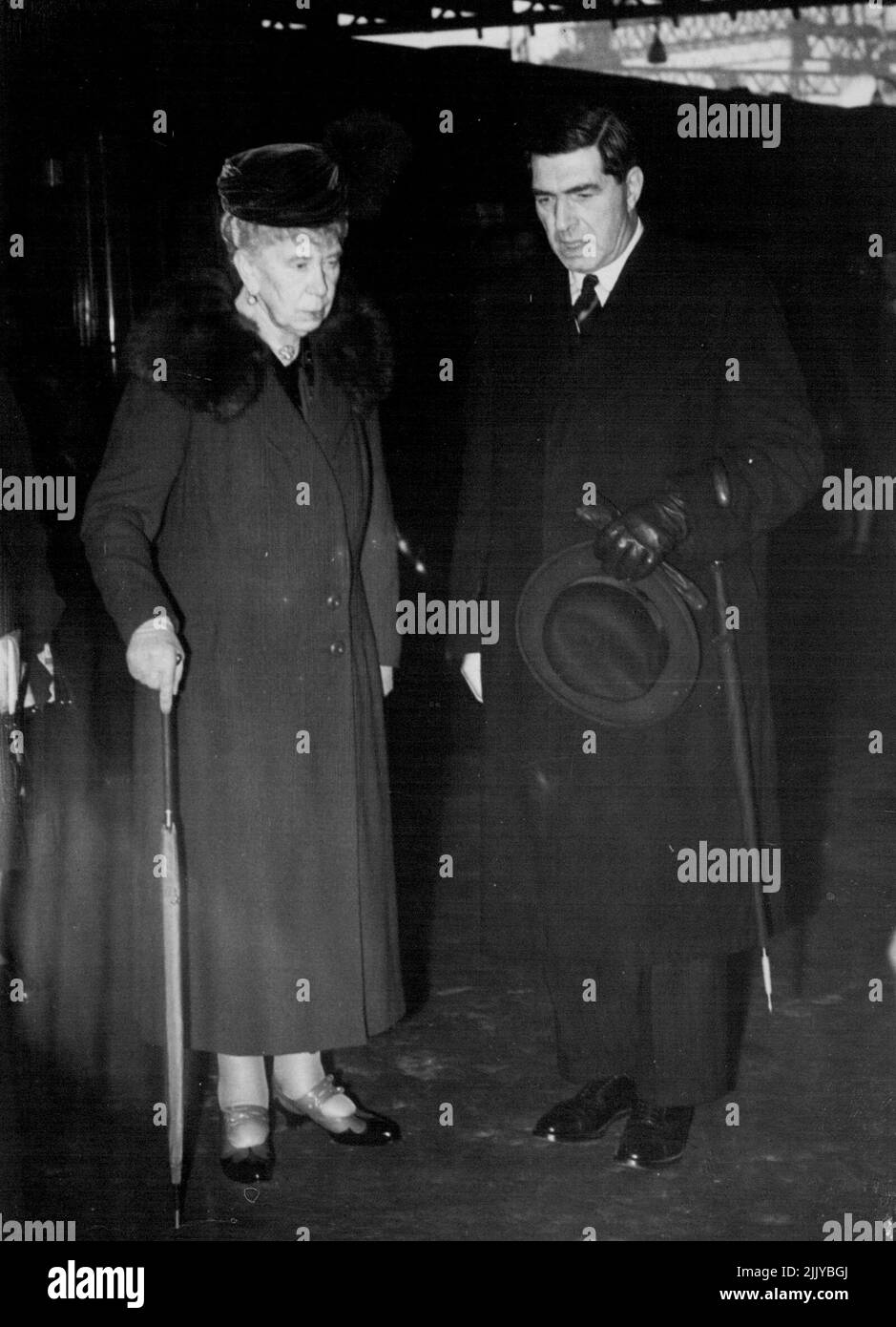 Queen Mary returned to London from Sandringham yesterday. She arrived at Liverpool Street Station by train and left immediately for Marlborough House by car. Since Queen Mary went away a month ago Marlborough House has been redecorated inside and cleaned outside. She will be joined there soon by the Princess Royal. January 15, 1952. (Photo by Daily Mail Contract Picture). Stock Photo