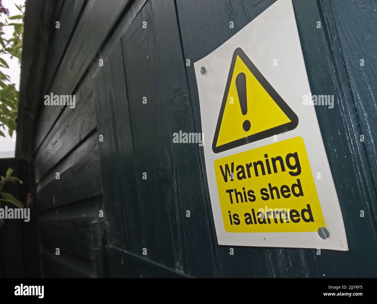 Warning This Shed is alarmed sign- Keeping a garden shed secure, home security in the garden - locks & signs Stock Photo