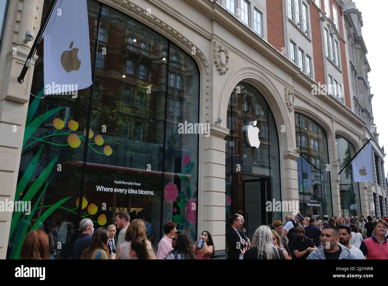 London, UK, 28th July, 2022.  A new flagship Apple Store staff by 200 people opens in Brompton Road in Knightsbridge, the third in the capital, with Covent Garden and Regent Street being the others. The opening comes as Apple reported sales and profit for this quarter as $84bn as the company exceeded Wall Street's expectations. Credit: Eleventh Hour Photography/Alamy Live News Stock Photo