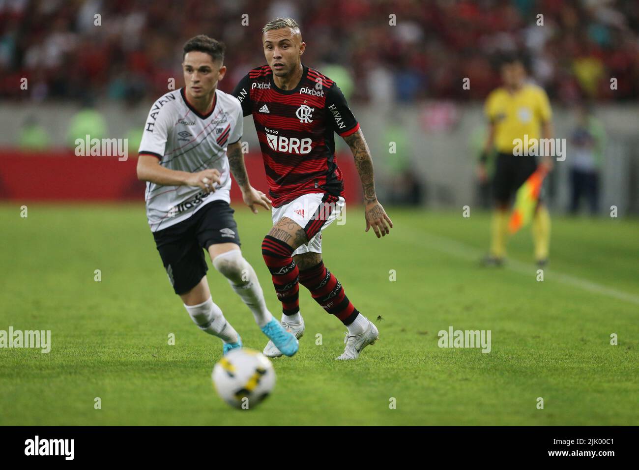 Everton Cebolinha do Flamengo disputa o lance com Khellven do Athletico ...