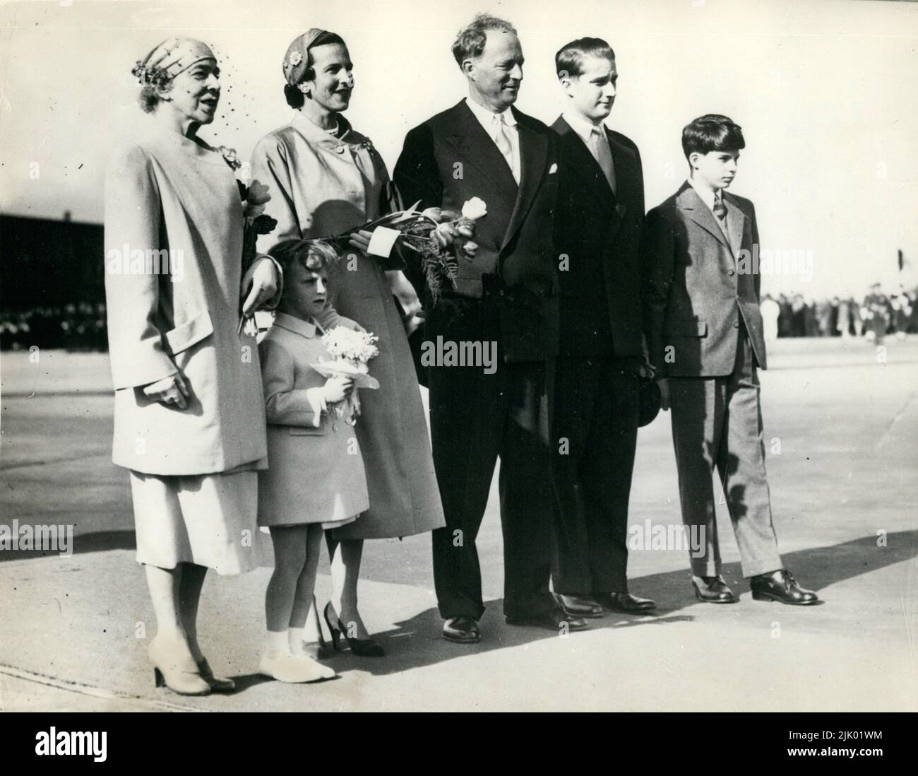 Brussels, Belgium. 05th May, 1955. When the King of the Belgians left Brussels recently for his official visit to the Belgian Congo, he was seen on by members of his family. Watching as the young King's plane leaves are L-R : QUEEN ELISABETH ; PRINCESS MARIE CHRISTINE; PRINCESS OF RATHY; Former KING LEOPOLD; PRINCE ALBERT and PRINCE ALEXANDER. Credit: Keystone Press Agency/ZUMA Wire/Alamy Live News Stock Photo