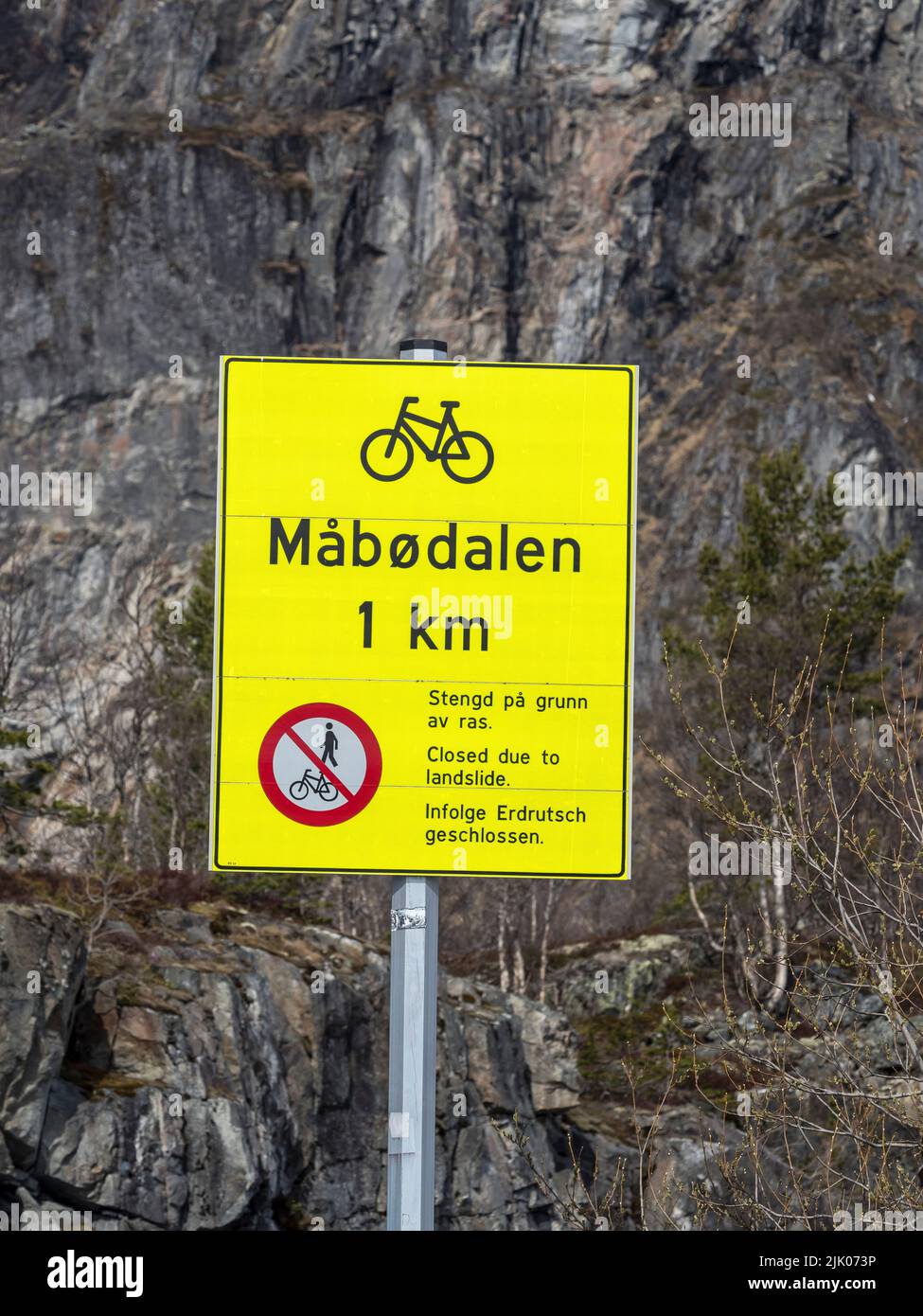 Signpost to tell that touristic cycle path is closed due to landslide, Mabodalen, Hardangervidda, Norway Stock Photo