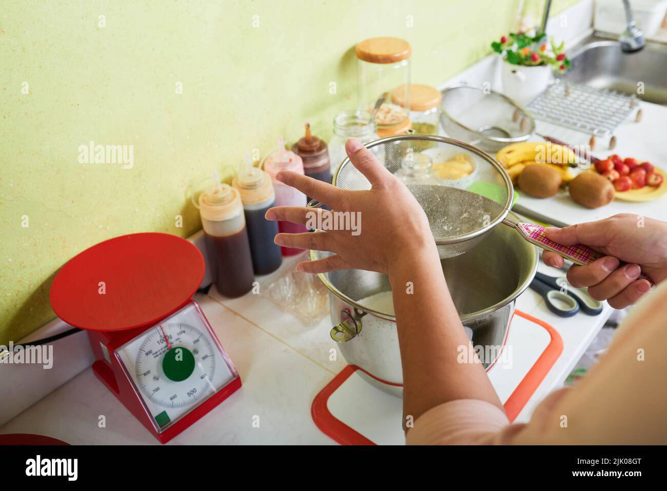 Sifting flour making pastry hi res stock photography and images Alamy