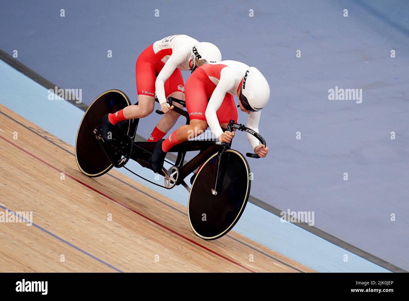 England's Sophie Unwin and Pilot Holt in action during the Women's Tandem B Sprint