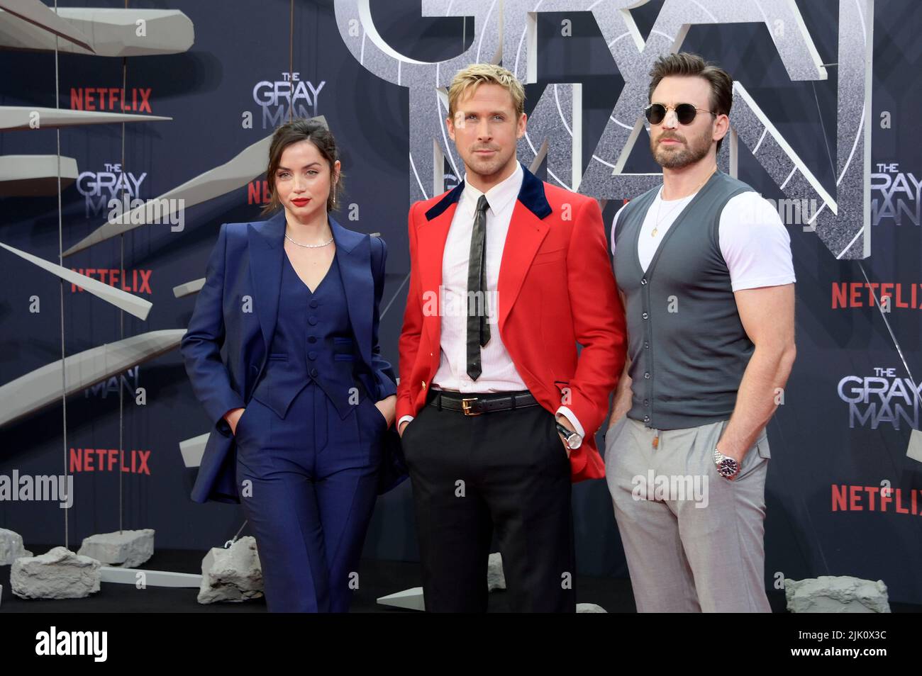 Fans mock Ana de Armas, Ryan Gosling, Chris Evans' 'Gray Man' outfits