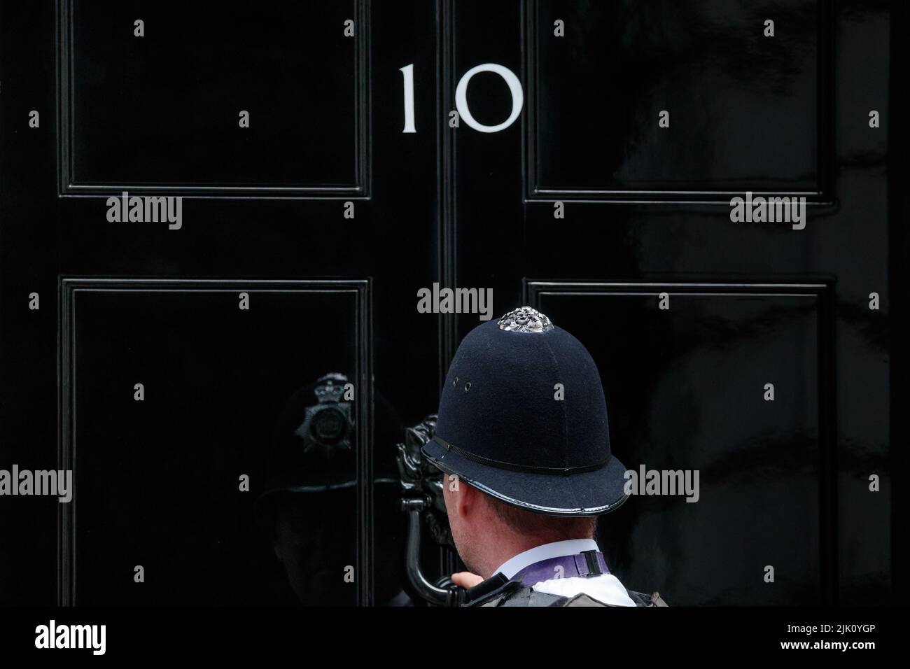 Police Officer outside Number 10 Downing Street, London, UK.Amanda Rose/Alamy Live News Stock Photo