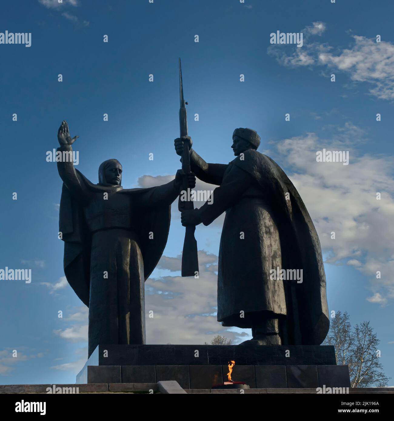 The memorial shows a woman giving a man a rifle reflecting the fact that Tomsk became a major centre of arms production during the war. Most of the wo Stock Photo