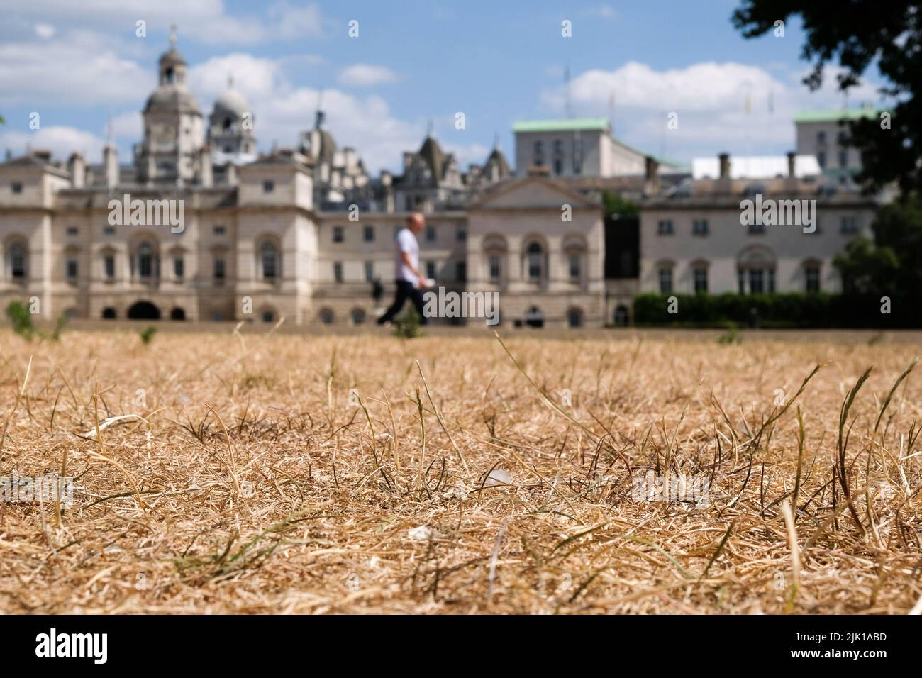 St James's Park, London, UK. 29th July 2022. UK Weather: drought warnings for parts of the UK. Dry grass in St James's Park, London. Credit: Matthew Chattle/Alamy Live News Stock Photo